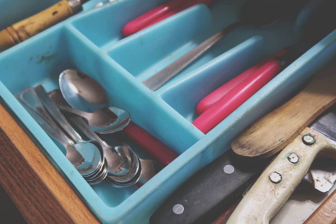 Fotografie scattate in una casa vuota e ormai abbandonata piena di oggetti tipici dell'Italia anni Ottanta e Novanta.